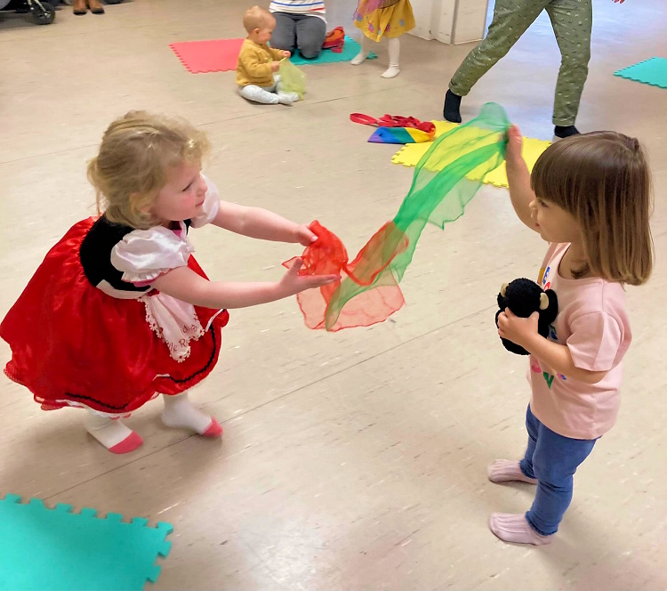 Mother, Toddler and baby creative dance and movement class in cambridge and cambridgeshire gallery image 6